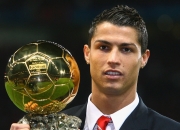 开云下载-街道轰鸣与球场逆转，双线战场上的极限博弈