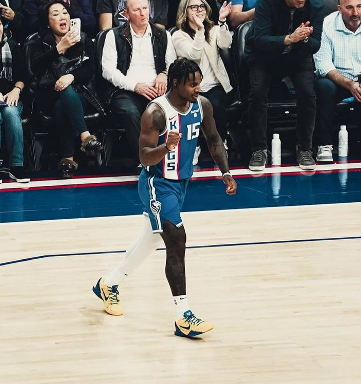 包含凯尔特人强势阿根廷男篮，米切尔惊艳世界的词条