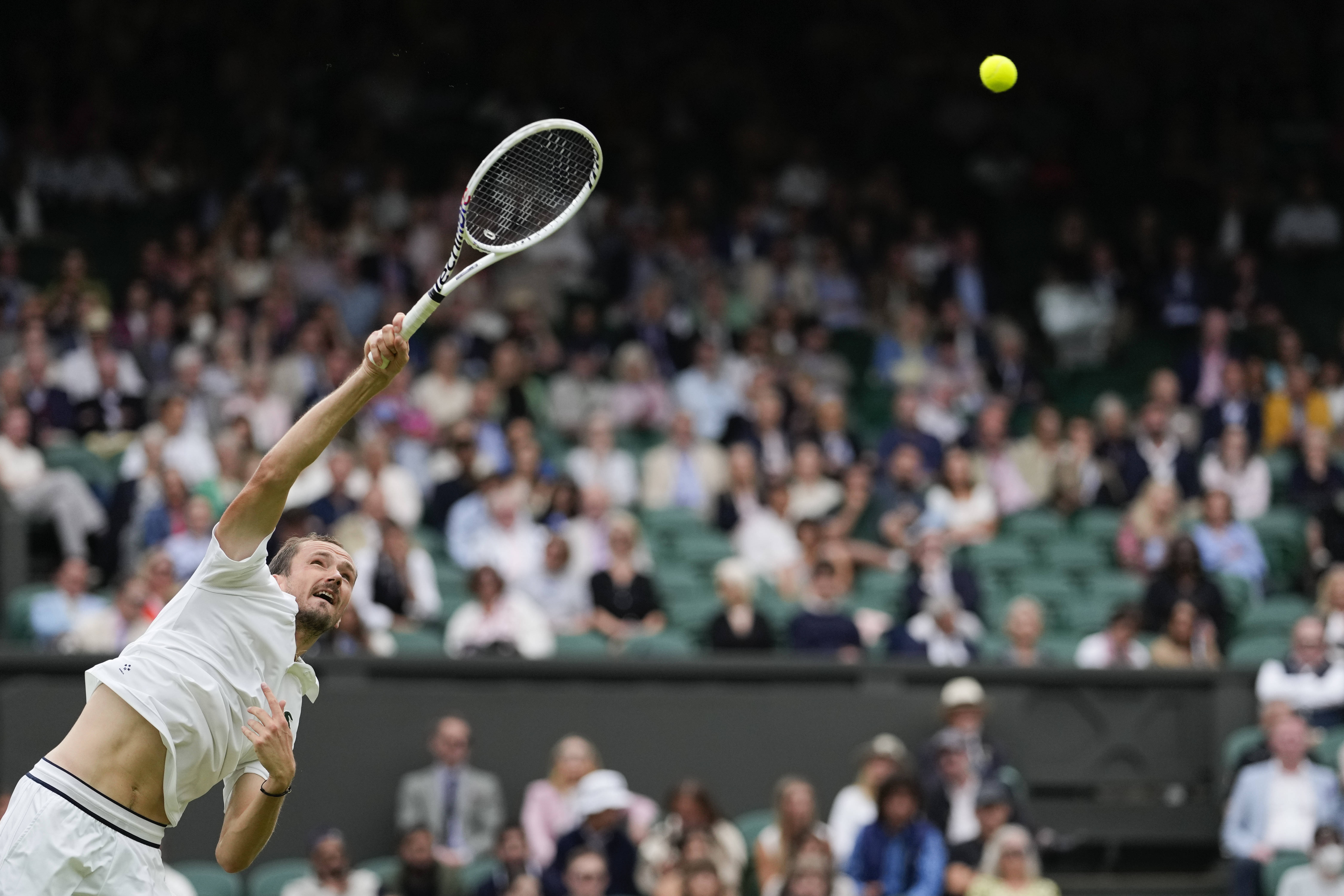 包含欧洲网球队血洗英国网球队，梅德韦杰夫完成帽子戏法的词条