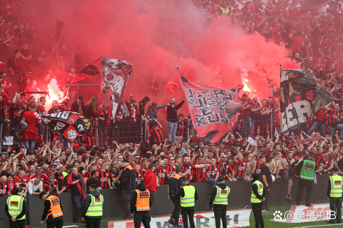 赛场上的激烈竞争,球员们全力以赴拼搏的简单介绍 赛场上的激烈竞争,球员们全力以赴拼搏的简单介绍