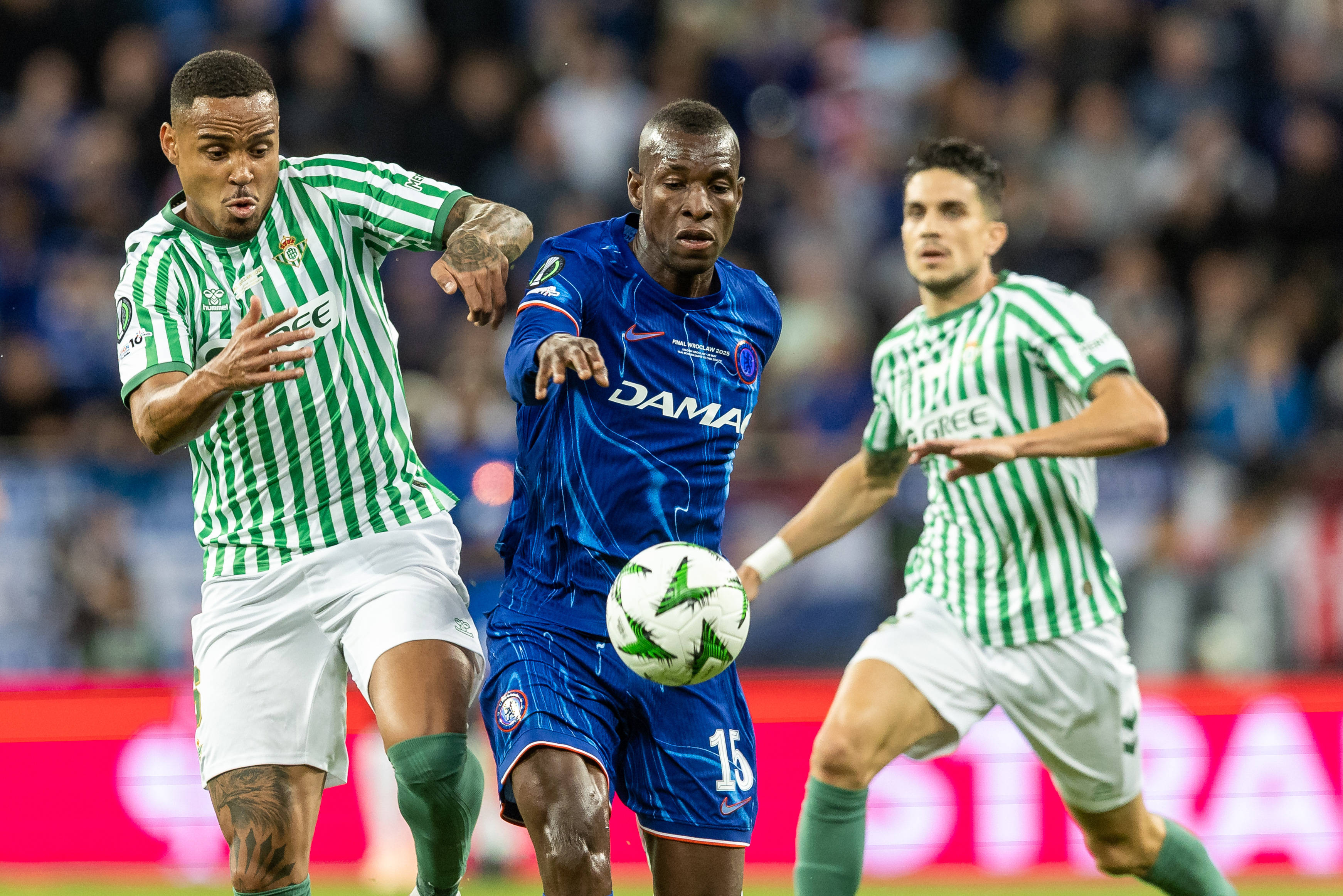 关于切尔西中场调整有效果，球队整体表现提升的信息