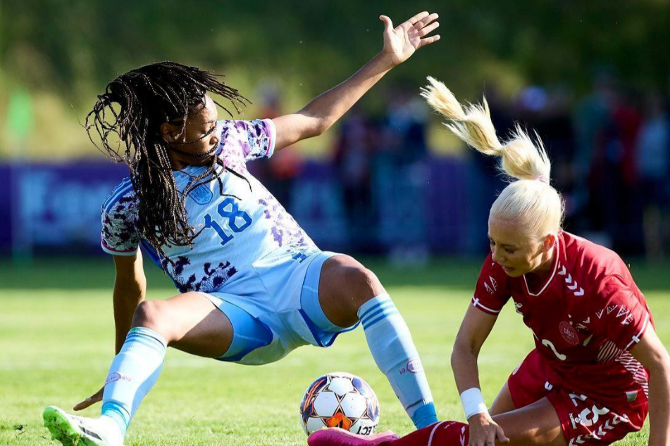 足球队员们在比赛中展现出顽强不屈的精神的简单介绍 足球队员们在比赛中展现出顽强不屈的精神的简单介绍