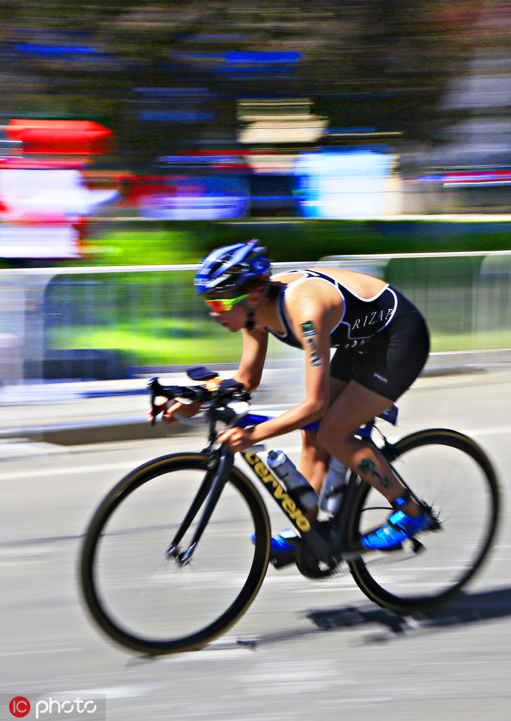 荷兰队在激烈比拼中取得胜利，晋级淘汰赛