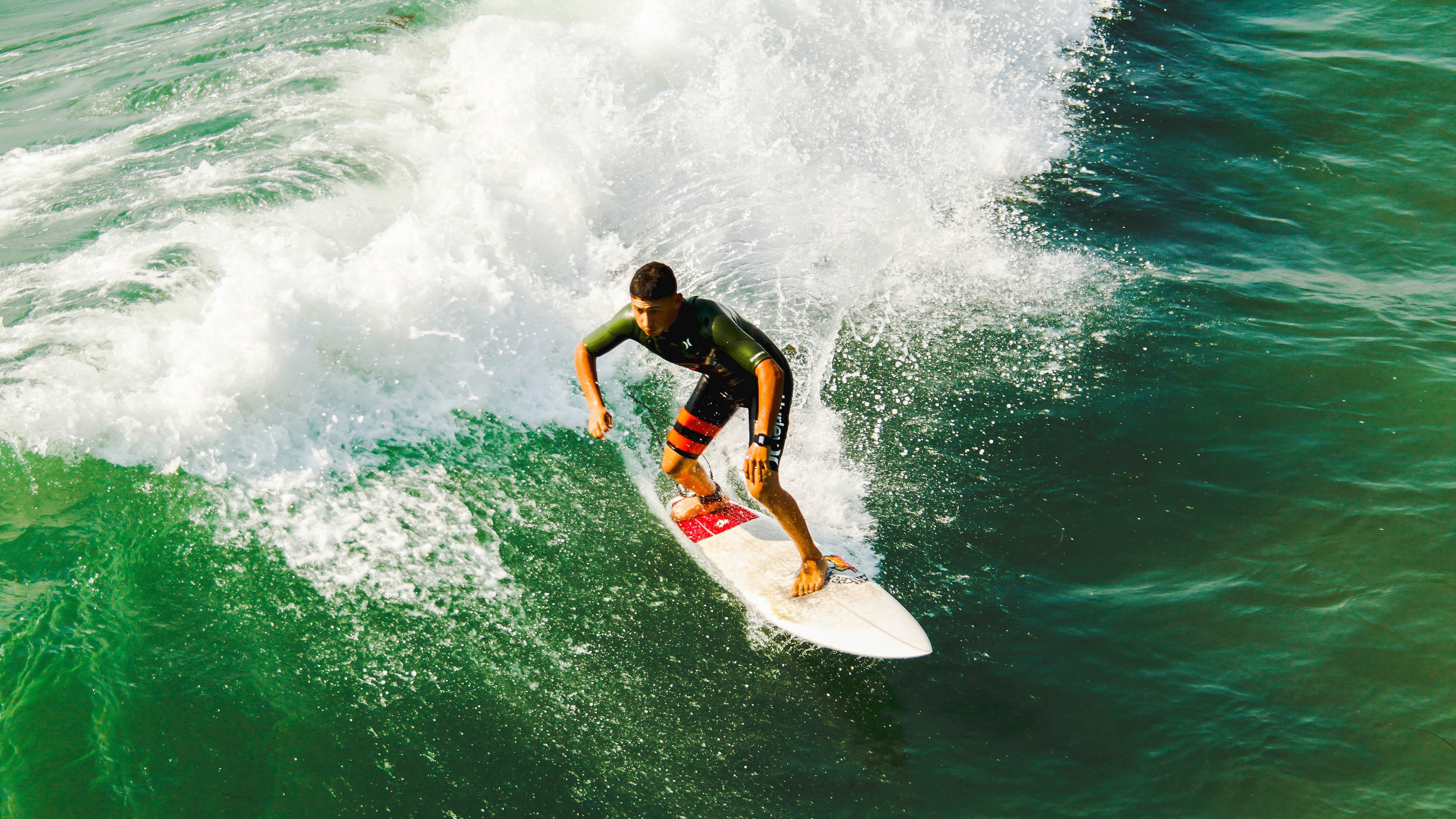 德罗赞爆发撕裂防线，湖人硬仗险胜深圳诠释冠军底蕴