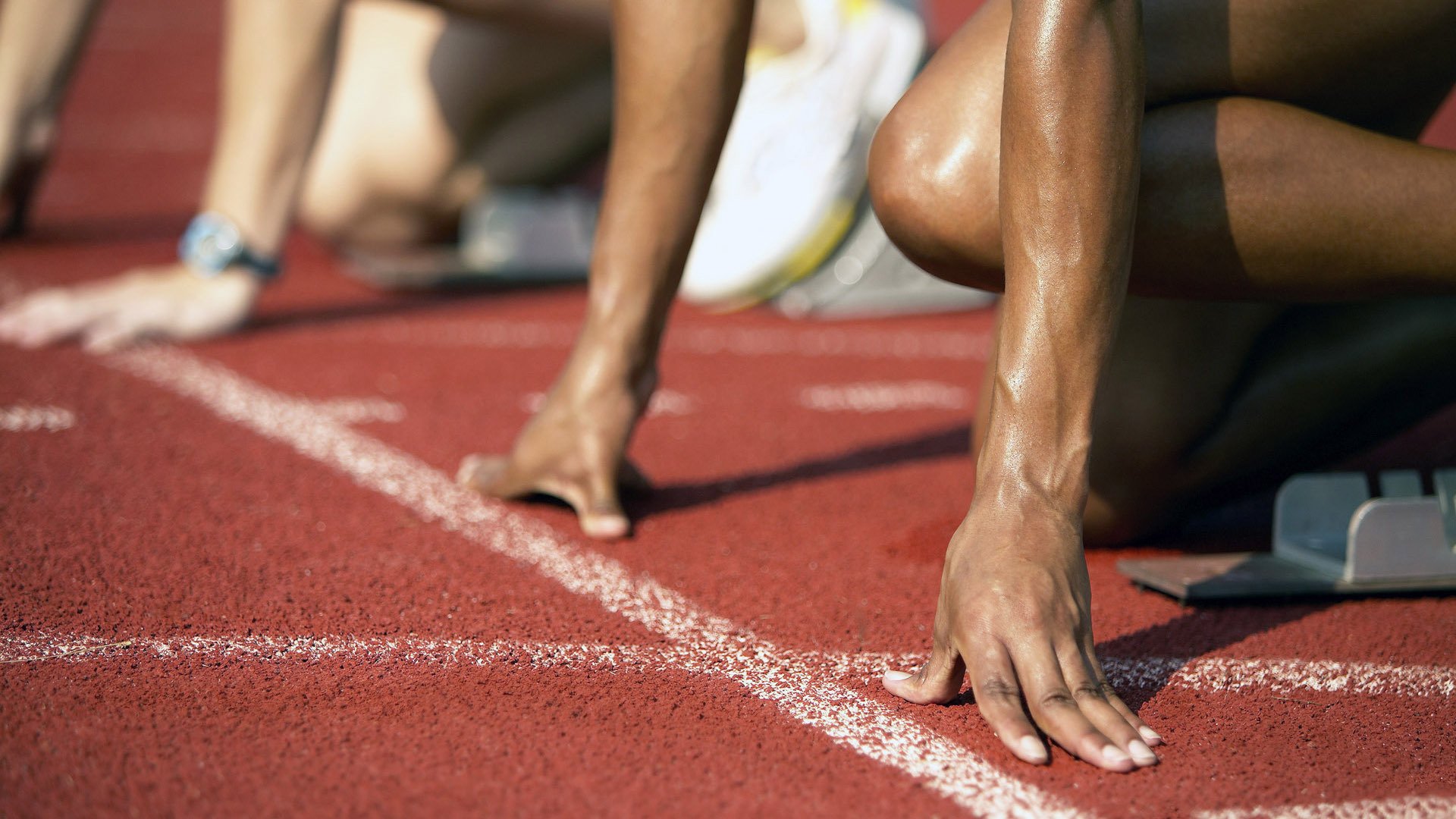 阿斯顿马丁鏖战法拉利，周冠宇点燃赛场，新王者的崛起与旧秩序的震颤